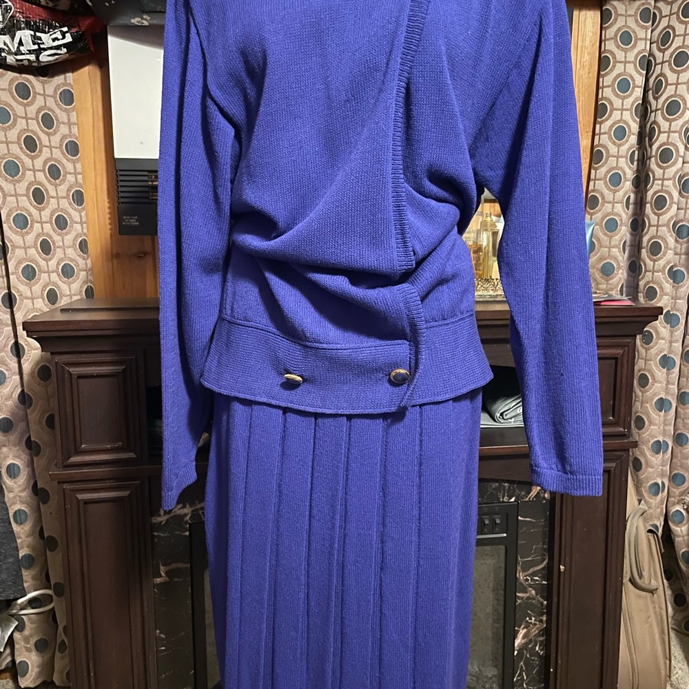 St. John two piece collection. Size says 14 but easy for a size 16. - Picture 2 of 8